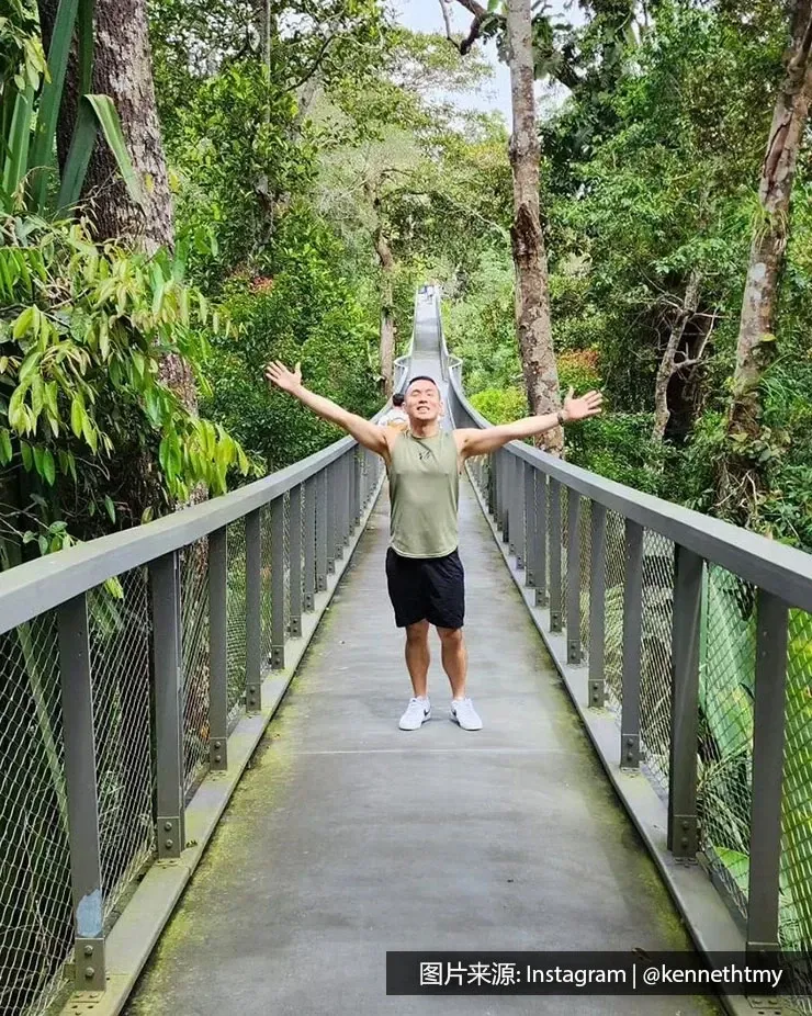 一名男子站在升旗山的桥上 - 槟城丽昇豪华酒店