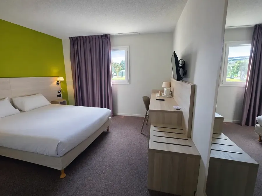 Chambre double avec lit confortable et décoration moderne à Hotel Les Bruyères, Castets.