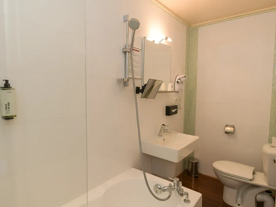 Salle de bain moderne avec douche et toilettes à l'Hôtel Villa Aultia à Ault.