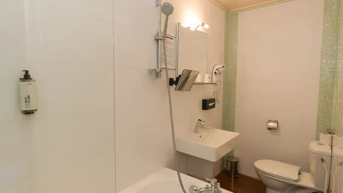 Salle de bains avec baignoire et WC à l'Hôtel Villa Aultia.
