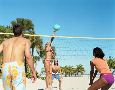 Groupe d'amis jouant au beach-volley près du Saint Martin Beach Resort & Spa, avec des centres de villégiature tout compris, St Martin