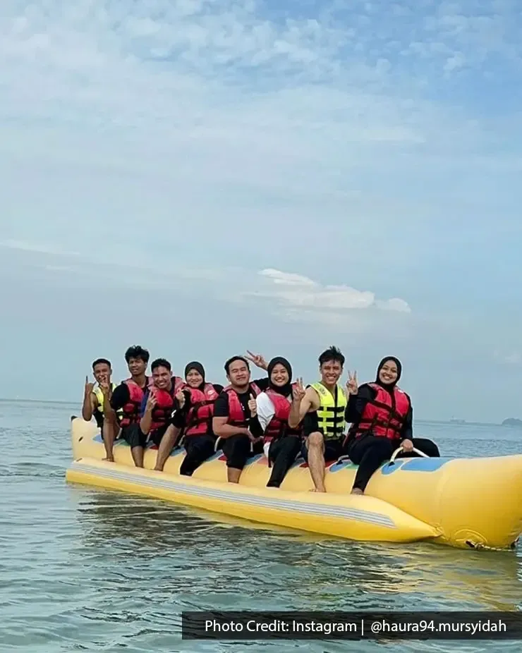 Aktiviti air menyeronokkan menaiki banana boat bersama rakan-rakan di tepi pantai - Lexis Hibiscus Port Dickson