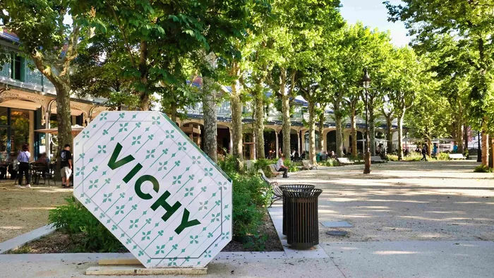 Affiche Vichy dans une galerie extérieure à Les Sources Callou à Vichy