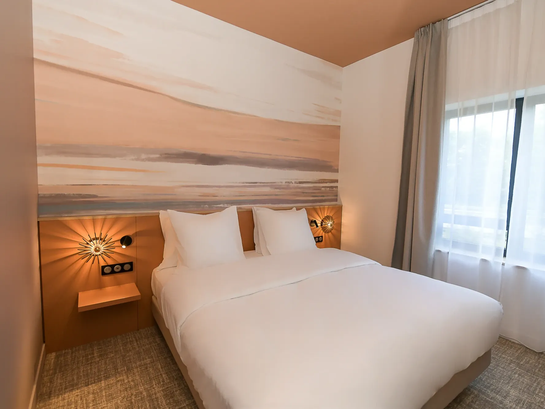 Chambre moderne avec lit double, linge blanc, appliques murales décoratives et fresque murale à l'Osmo Hôtel