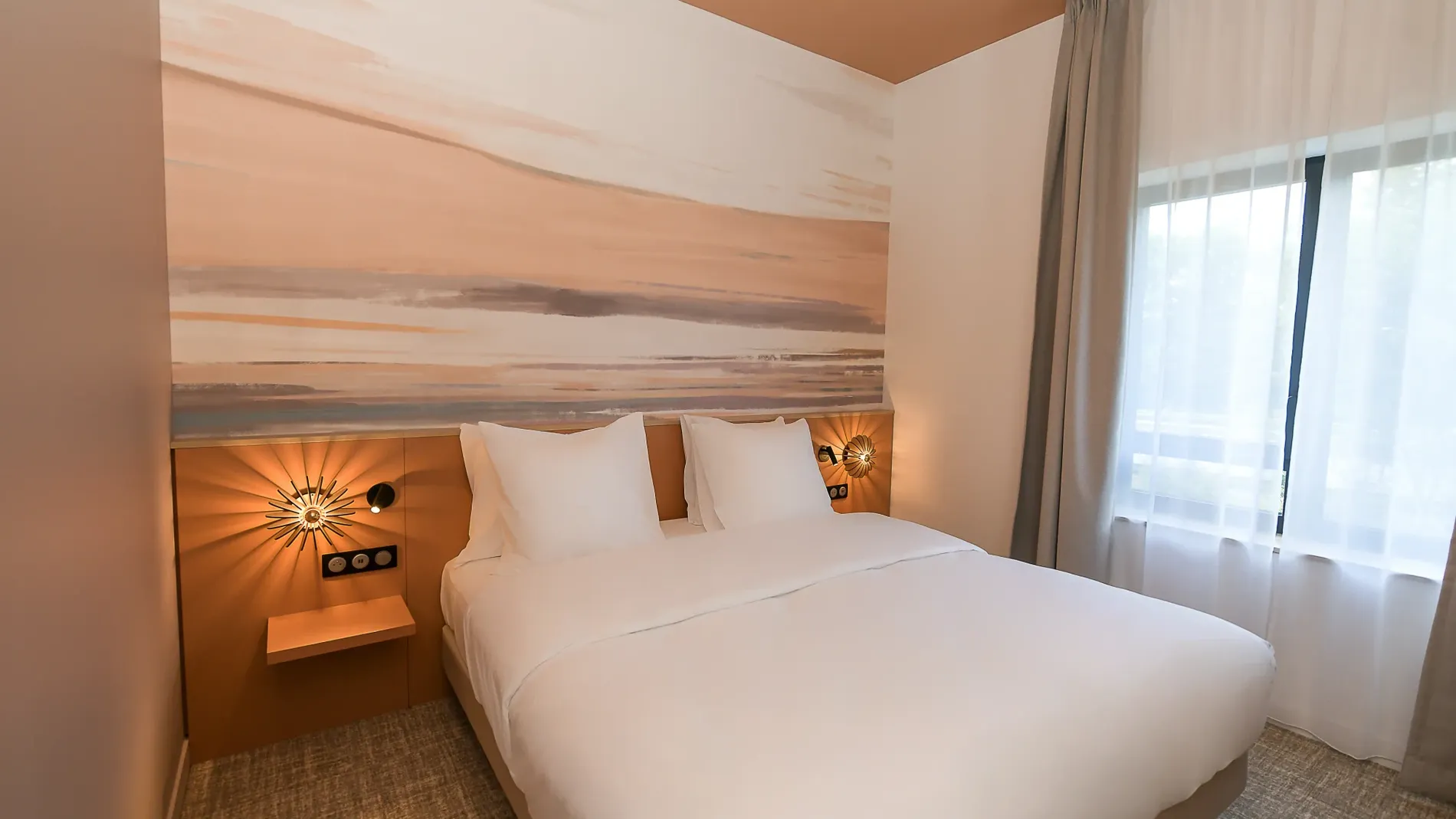 Chambre moderne avec lit double, linge blanc, appliques murales décoratives et fresque murale à Osmo Hôtel
