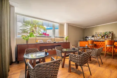 Rendezvous Lounge Bar avec buffet de petit-déjeuner et coin salon au St. Martin Beach Resort, avec les restaurants de St.