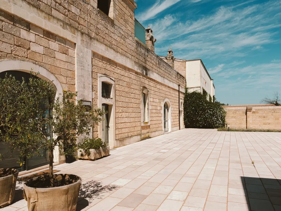 Cour pavée et murs en pierre de Masseria Stali