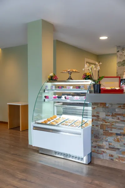 Pâtisseries et en-cas cuits au four dans une vitrine du Coco Café du St. Martin Beach Resort, un complexe hôtelier tout compris de St.