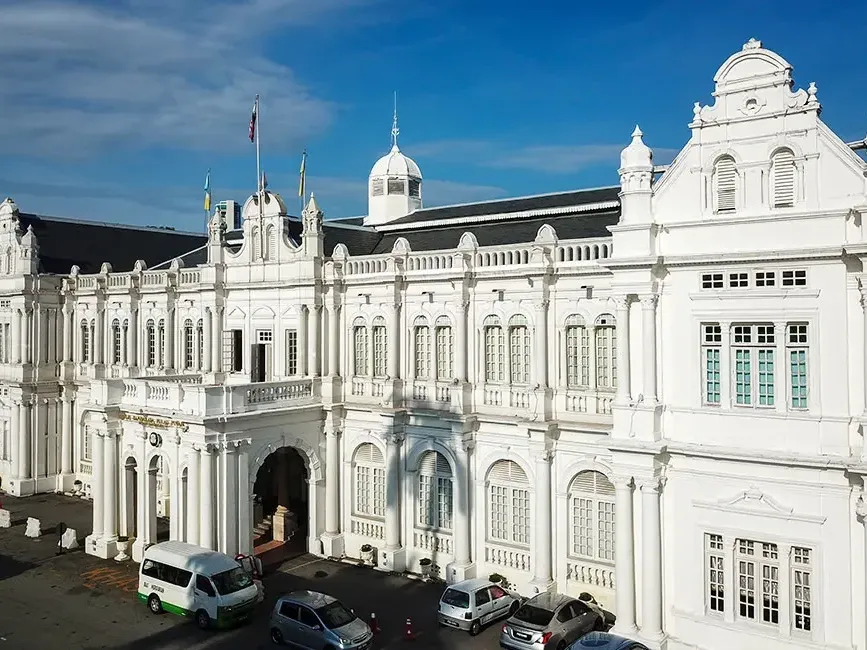 Daytime view of the City Hall Esplanade entrance - Lexis Suites Penang