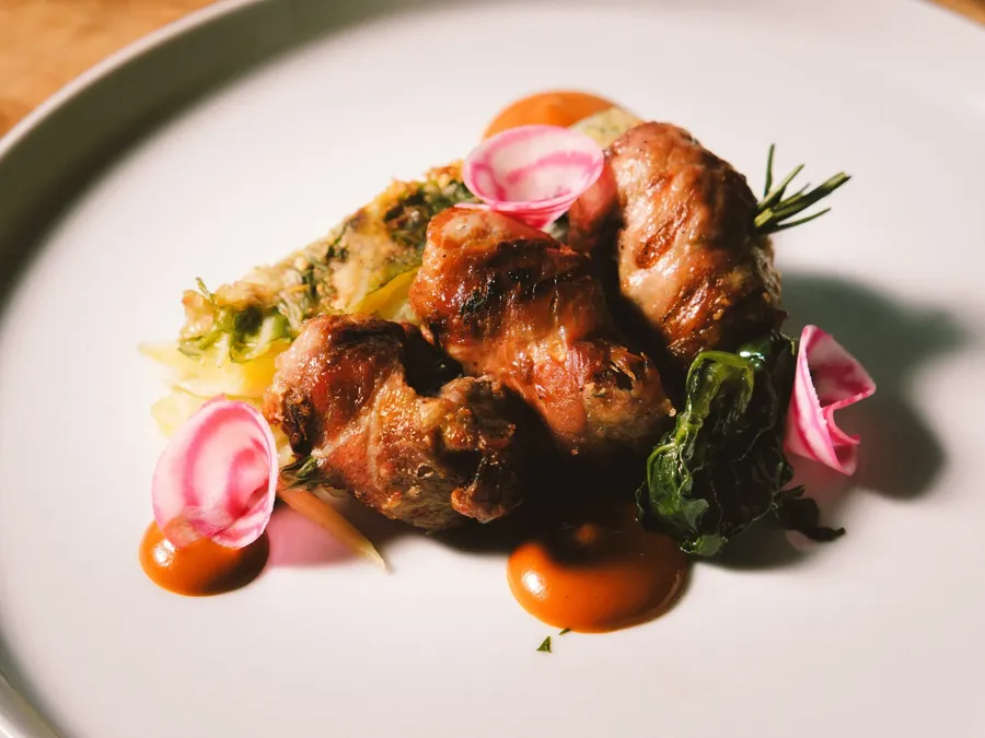 Plat élégant de viande grillée avec légumes et sauce à Masseria Stali.