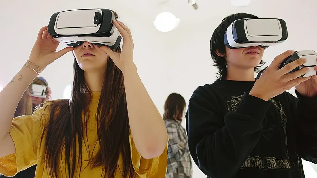 Two people wearing VR glasses at VAR LIVE @ MyTOWN.