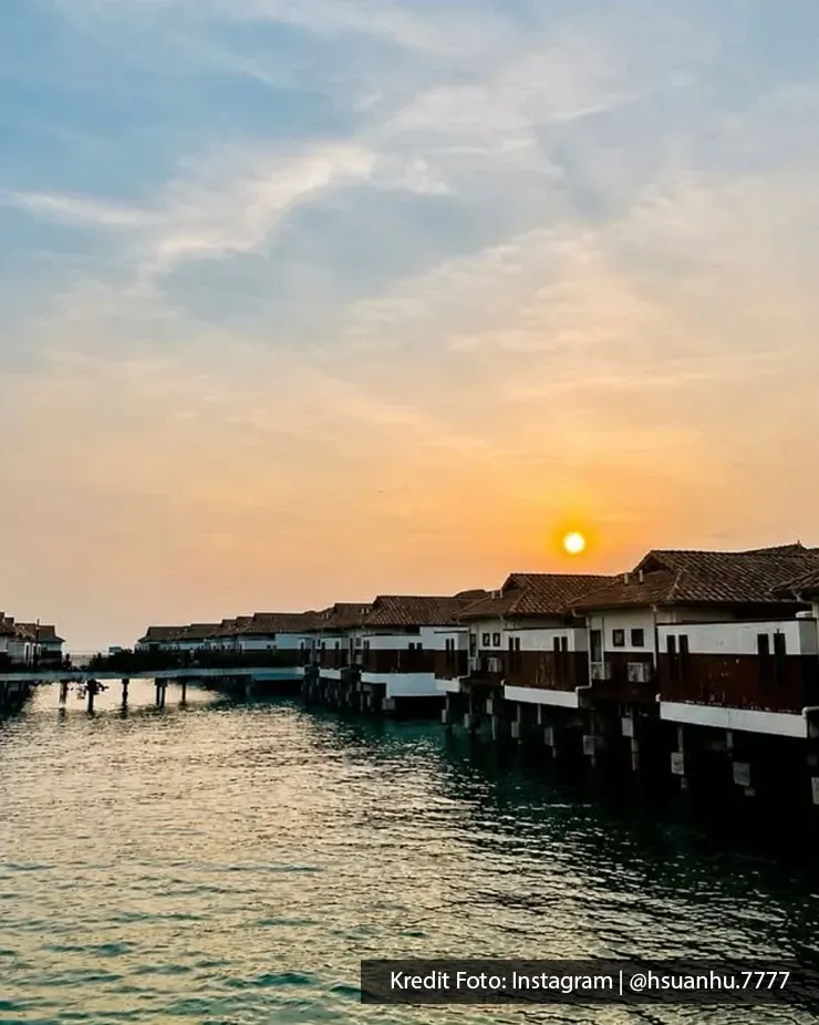 Vila atas air Grand Lexis Port Dickson menjelang waktu malam.