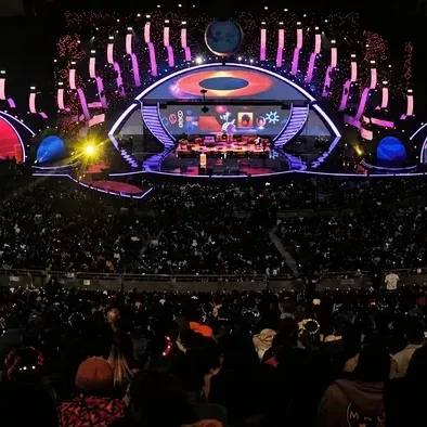Vista panorámica del público en el anfiteatro Quinta Vergara durante el Festival de Viña del Mar cerca de Veranda Hotel