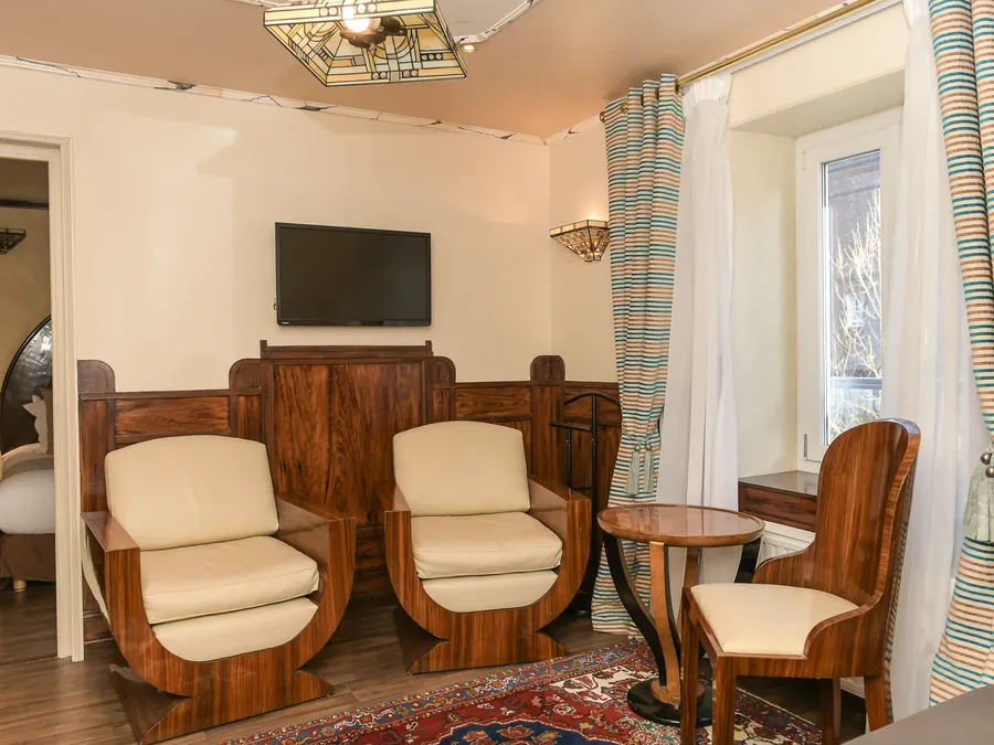 Suite Junior élégante avec mobilier en bois et télévision à l'Hôtel Villa Aultia à Ault.