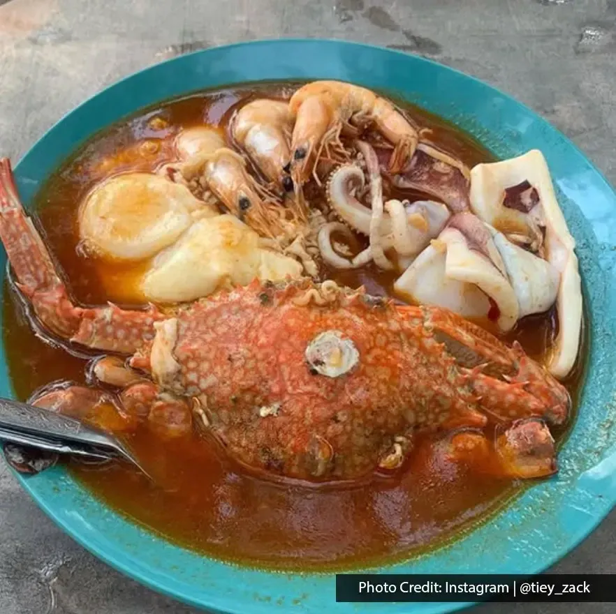 Pak Tam Mee Udang with crab, prawns, squid, and eggs in rich gravy