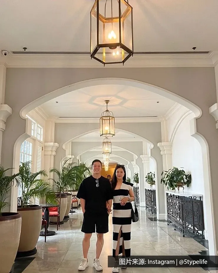 一对情侣在镜头前拍照 - 槟城丽昇豪华酒店