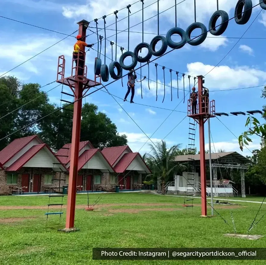 Suasana pengunjung menikmati aktiviti cabaran luar seperti jambatan tali dan tayar gantung - Lexis Hibiscus Port Dickson