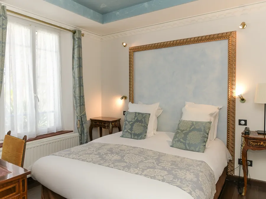 Chambre élégante avec lit et décoration raffinée à l'Hôtel Villa Aultia à Ault.