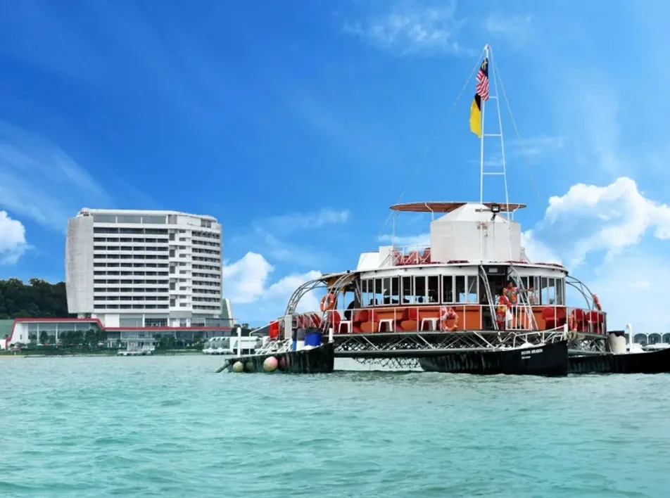Dickson Dragon Sunset Cruise belayar di Port Dickson dengan pemandangan laut.