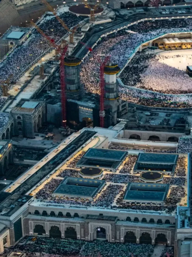 Vue plongeante sur la mosquée al-Haram à La Mecque lors d'un grand rassemblement de fidèles près de Saja, par Warwick Makkah