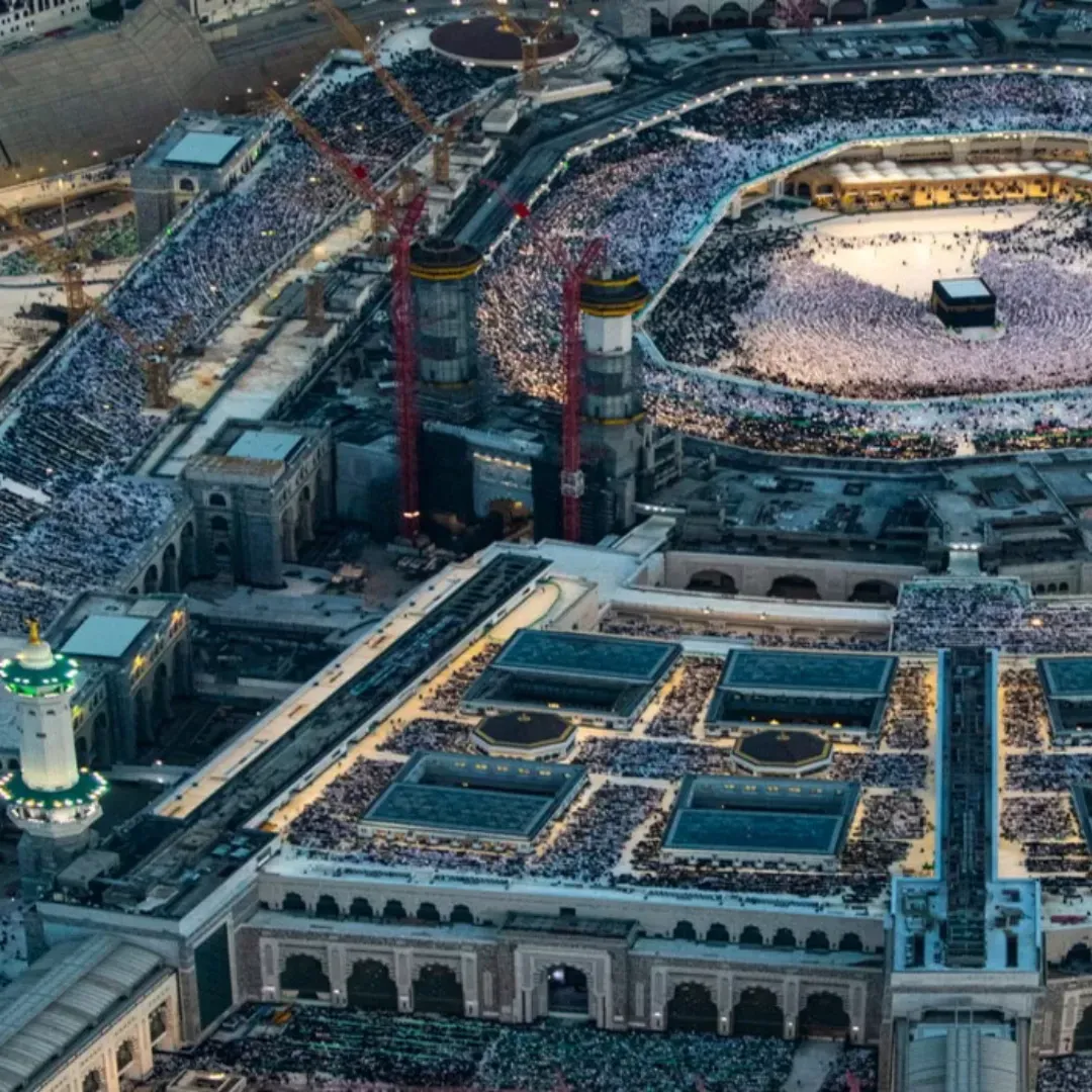 High-angle view of the Masjid al-Haram in Mecca during large gathering of worshippers near Saja by Warwick Makkah