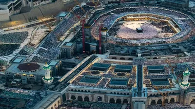 High-angle view of the Masjid al-Haram in Mecca during large gathering of worshippers near Saja by Warwick Makkah