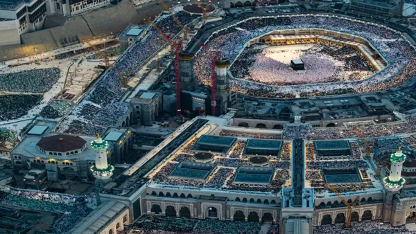 Vue plongeante sur la mosquée al-Haram à La Mecque lors d'un grand rassemblement de fidèles près de Saja, par Warwick Makkah