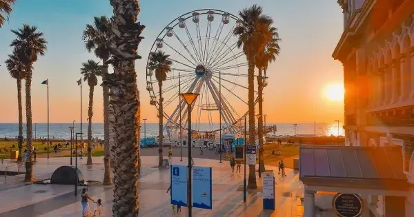 Golden Hour at Glenelg Beach with ferris wheel and beach in foreground