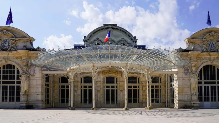 Palais des Congrès Opéra, Vichy, avec des drapeaux et des sculptures, près de Les Sources Callou.