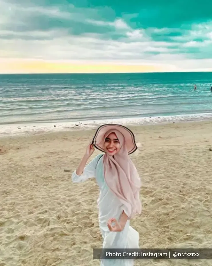 Woman posing on beach - Lexis Hibiscus