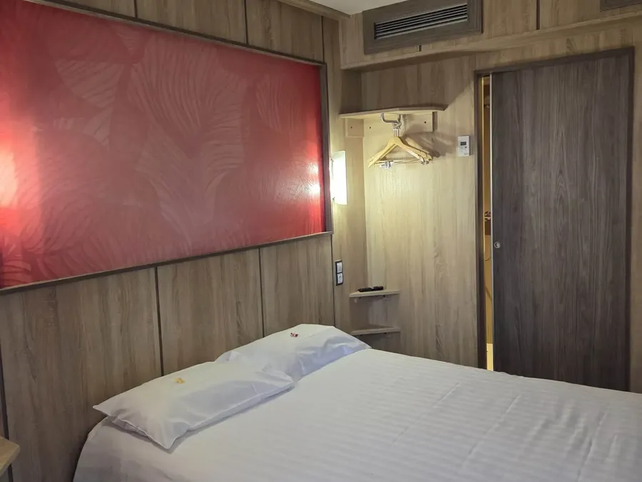 Chambre Standard Double avec lits jumeaux et décoration moderne à l'Hôtel Aurillac Aéroport.