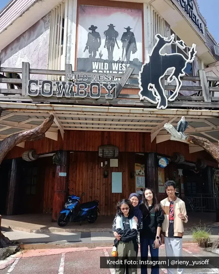Pengunjung bergambar di pintu masuk Wild West Cowboy Indoor Theme Park.