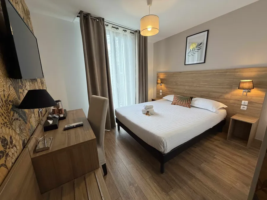 Chambre triple confortable avec lit double et lit simple au Le Grand Hôtel Molière à Pézenas.