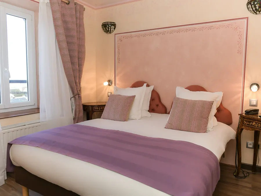 Suite Junior élégante avec lit et décoration raffinée à Hôtel Villa Aultia, Ault.