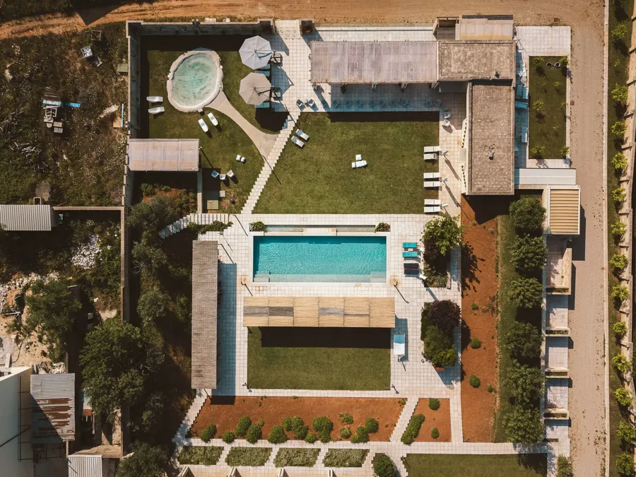 Vue aérienne de Masseria Stali avec piscine et jardins paysagers