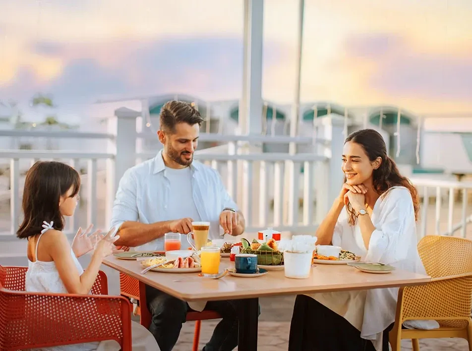 Family dining together at Roselle Coffee House Lexis Hibiscus.
