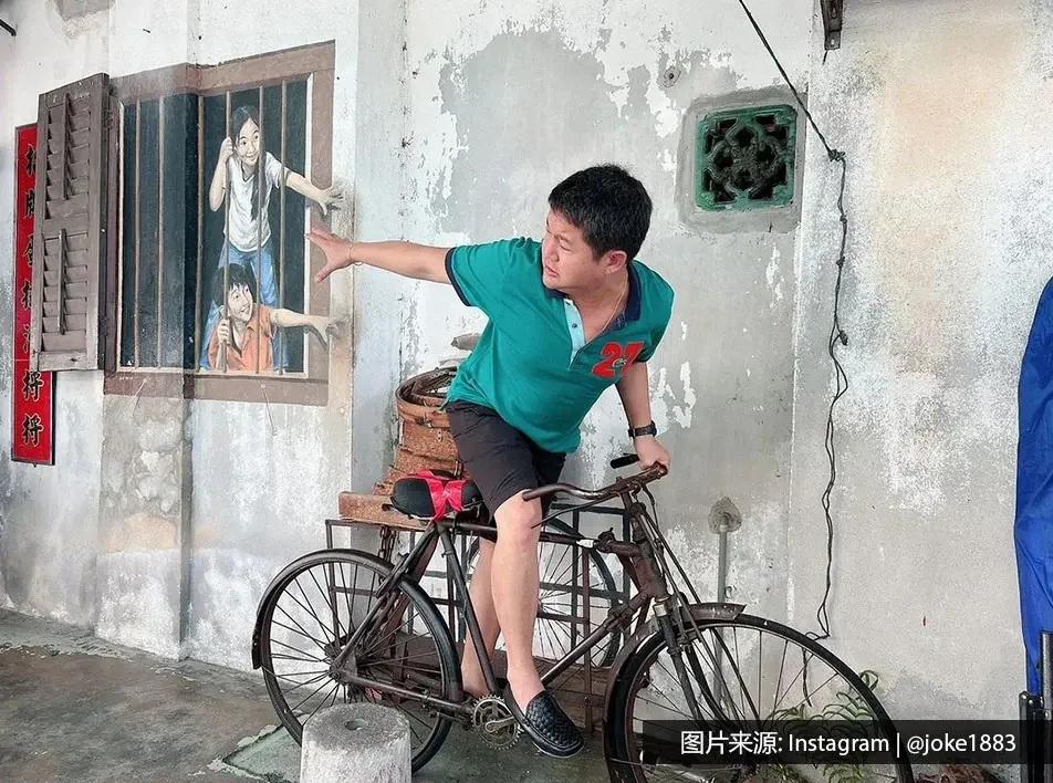 槟城街头艺术: 窗前的孩子们 - 槟城丽昇豪华酒店