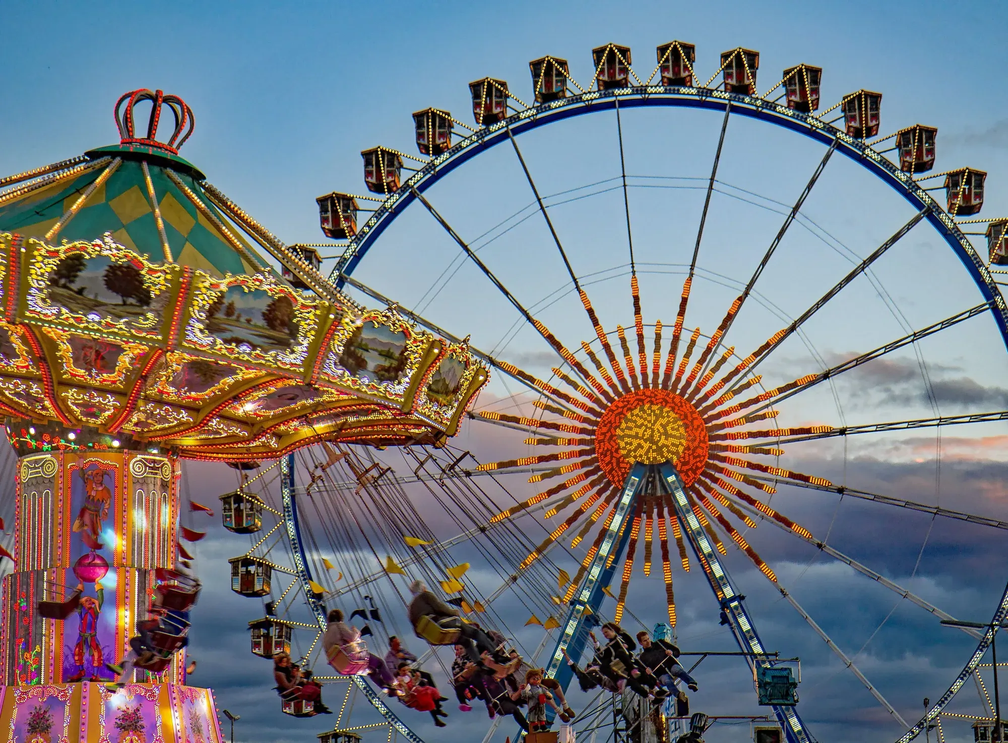Riesenrad und Kettenkarussell auf dem Muenchner Oktoberfest