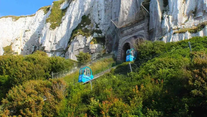 Téléphérique bleu montant la colline rocheuse à LE TRÉPORT-MERS près d'Ault Hôtel Villa Aultia.