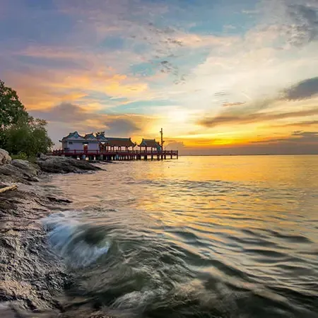Pemandangan matahari terbenam indah di tepi laut berhampiran hutan rekreasi - Lexis Hibiscus Port Dickson