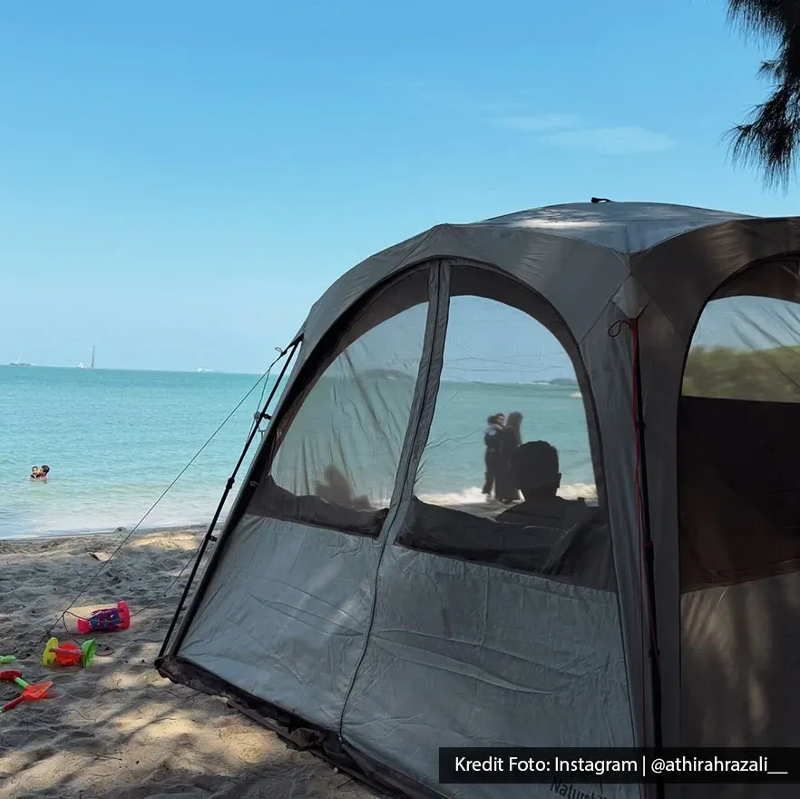 Khemah tepi pantai di PD Mayangsari Campsite Port Dickson.