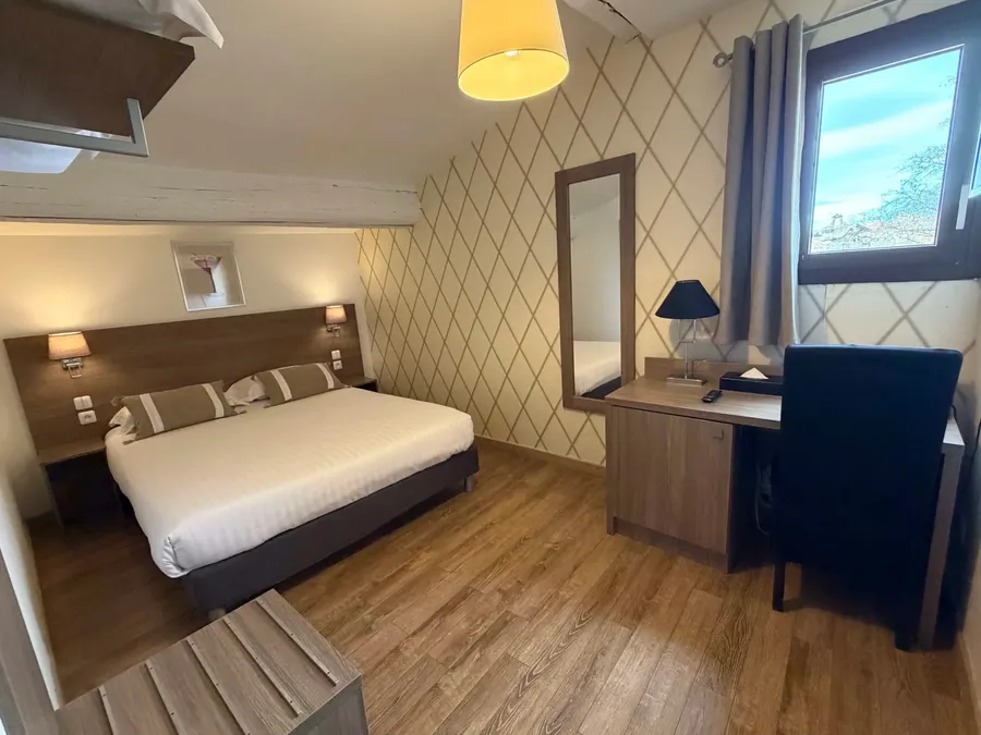 Chambre standard avec bureau et vue fenêtre au Le Grand Hôtel Molière à Pézenas.