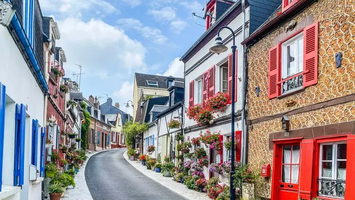 Rue pavée bordée de maisons fleuries à Saint-Valery-sur-Somme près d'Ault, expérience à Hôtel Villa Aultia