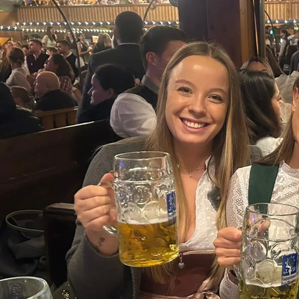 Lisa, Front-Desk-Managerin, auf dem Oktoberfest