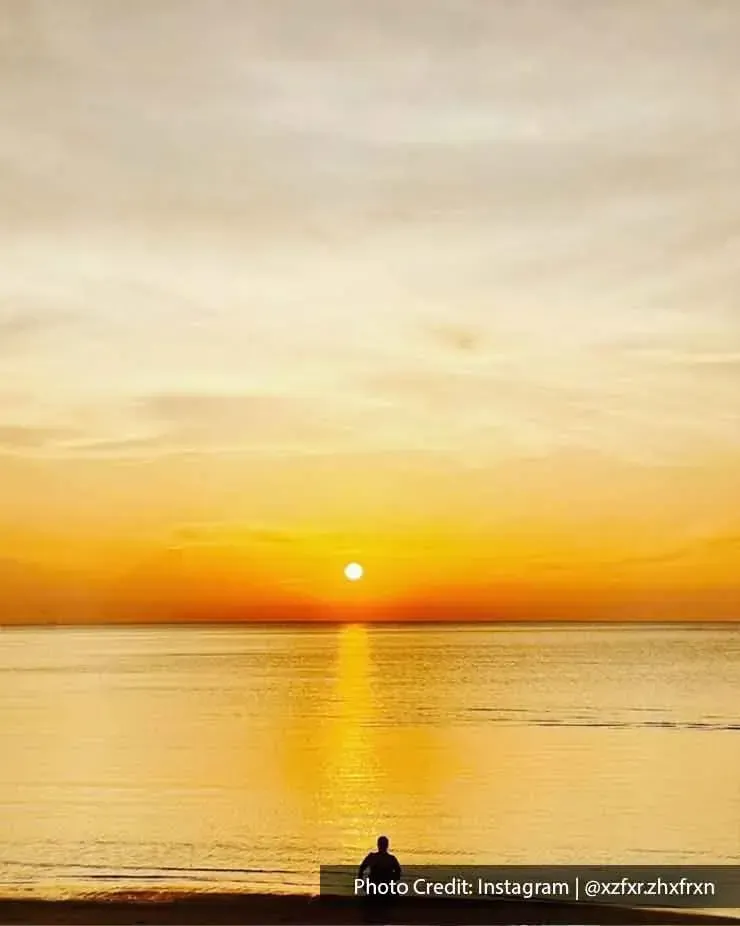 Take amazing photos of the sunset by the beach to create an artistic feed to share with your friends - Lexis Hibiscus