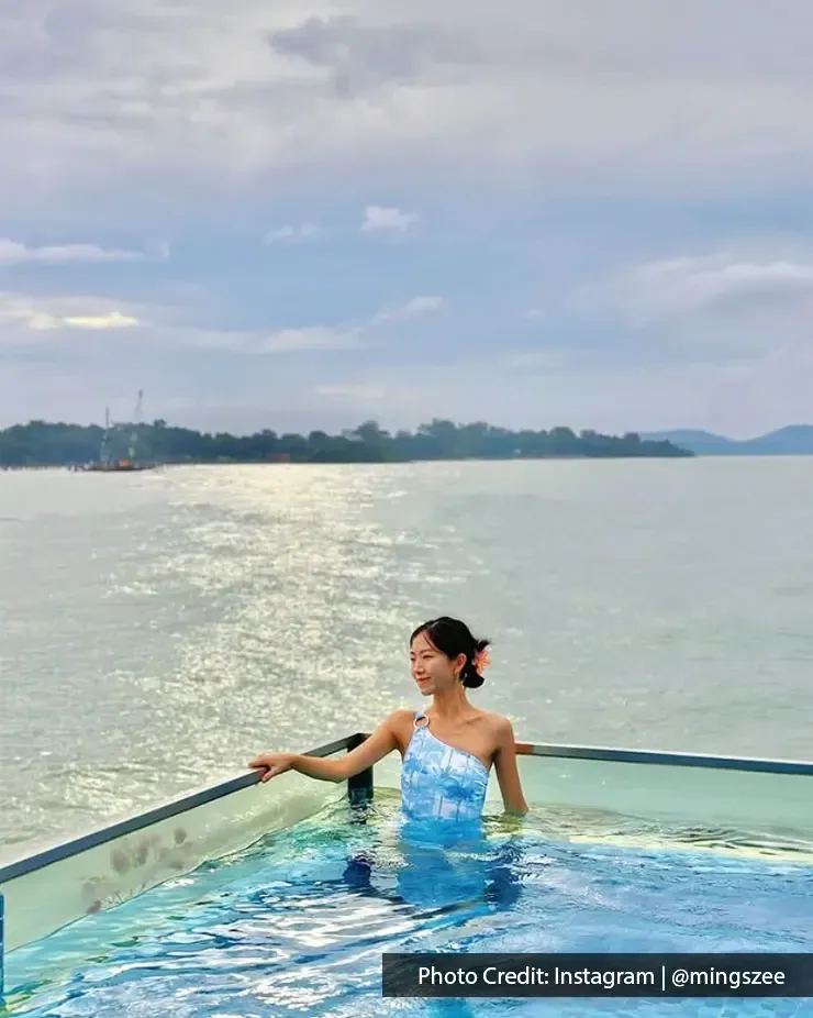 Wanita bersantai di villa kolam renang peribadi menghadap laut dengan pemandangan matahari terbenam - Lexis Hibiscus Port Dickson