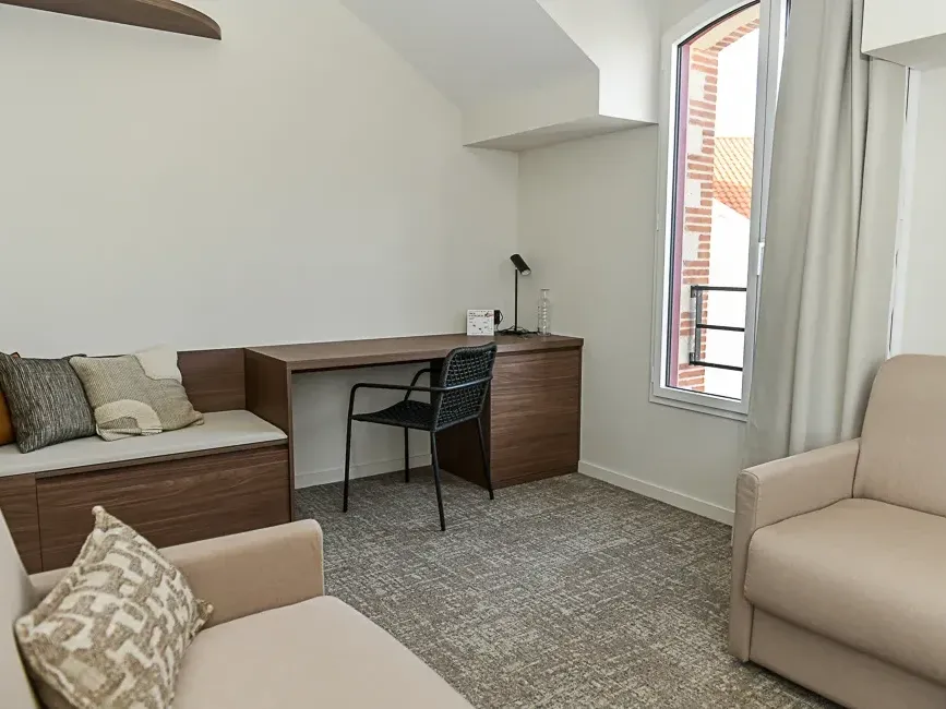 Chambre familiale élégante avec mobilier moderne à l'Hôtel Rivella, Clisson.