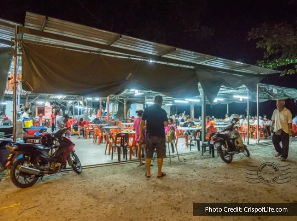 Customers enjoying open-air seafood dining at Good Friend Seafood
