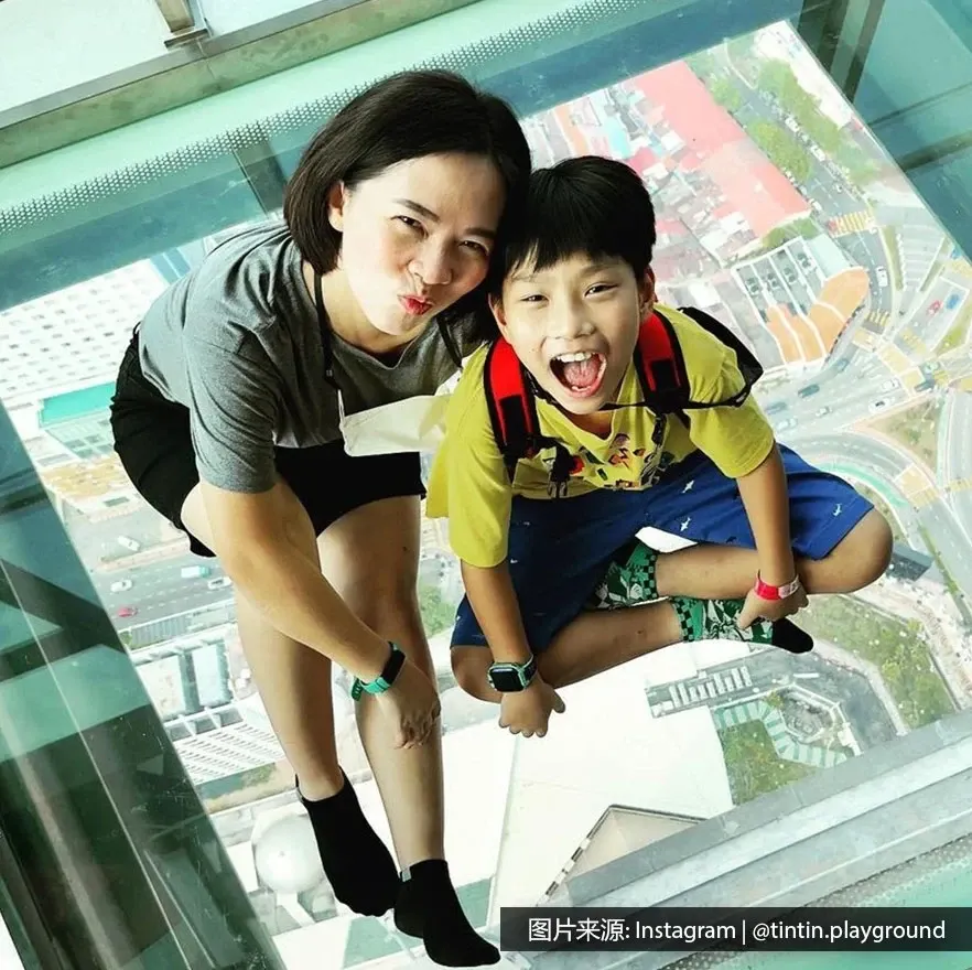 一名女子与孩子在The TOP槟城彩虹天空步道拍照- 槟城丽昇豪华酒店