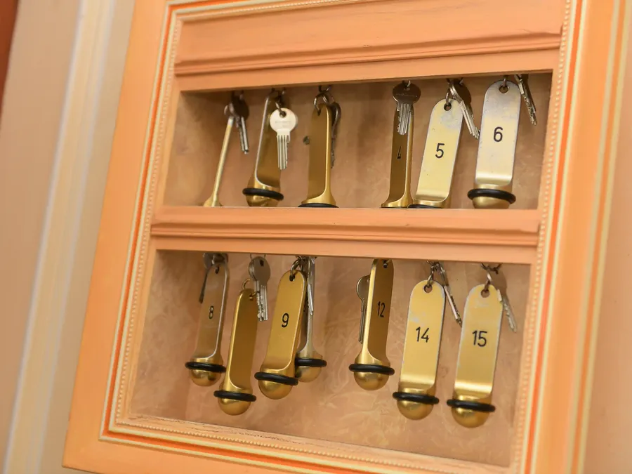 Casiers à clés numérotés de 5 à 15 à l'Hôtel Villa Aultia